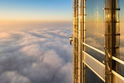 عکس منتخب نشنال جئوگرافیک | شغلی به بلندای بلندترین برج دنیا !!