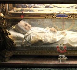 نمایشگاه جنازه های ترسناک قدیسان + عکس