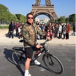 مزاحمت آرنولد برای گردشگران در پاریس !!