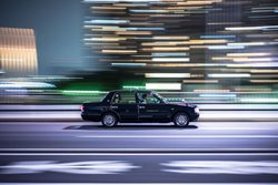 عکس منتخب نشنال جئوگرافیک | مسافران تنها در تاکسی توکیو