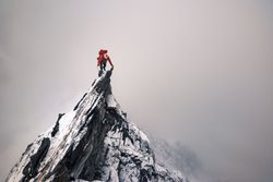 عکس منتخب نشنال جئوگرافیک | کوهنوردی بر فراز کوه های آلپ
