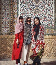 گردشگران خانم خارجی در بازدید از شهر شیراز !!