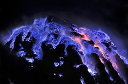 شعله های آبی آتشفشان کاوایجن در اندونزی