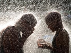 عکس منتخب نشنال جئوگرافیک | شادی و نیایش در زیر باران !!