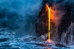 عکس منتخب نشنال جئوگرافیک | یورش گدازه های آتشفشانی به سمت دریا !