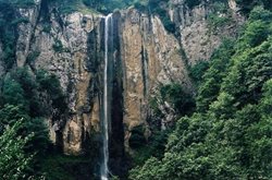 آبشار لاتون گیلان | شکوهی دیدنی در دل طبیعت