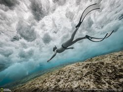 عکس منتخب نشنال جئوگرافیک | طوفان زیر آب