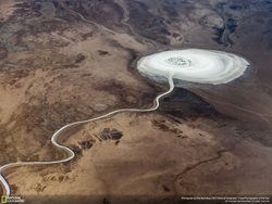عکس منتخب نشنال جئوگرافیک | دریاچه نمک تنها