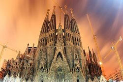 کلیسای ساگرادا فامیلیا در بارسلونا | راهنمای بازدید شاهکار گائودی