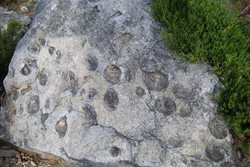 سنگ های حیات بخش | معرفی سنگ های دهکده کاستانهیرا