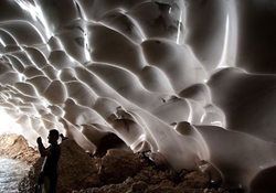 گردشگری در غارهای یخی خطرناک است