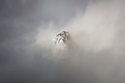 عکس منتخب نشنال جئوگرافیک | قله مه گرفته