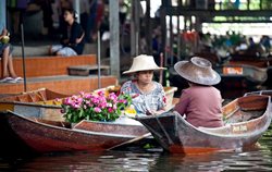 معروف ترین بازارهای شناور تایلند و تنوعی از رنگ و طعم
