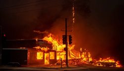 آتش سوزی در کالیفرنیا 250 هزار نفر را آواره کرد
