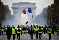 اعتراضات پاریس، لور و ایفل را به تعطیلی کشاند