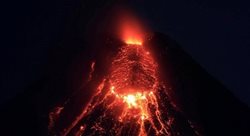 عکس های برگزیده محیط زیست رویترز | فوران کوه مایون (Mayon)