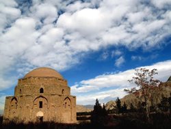 گنبد جبلیه در کرمان نشسته است