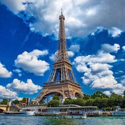 شناخته شده ترین بنای جهان در پاریس نشسته است