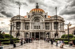 یک مکزیک است و یک قصر هنرهای زیبا
