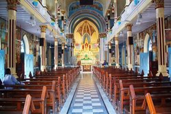 در بمبئی از کلیسای کوه مریم شفا می خواهند
