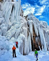تفریحات زمستانی در آبشار یخی هملون