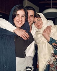 علی شادمان در کنار خانواده اش