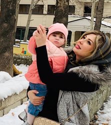 عکس زمستانی نیوشا ضیغمی و دخترش