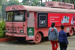 تبدیل اتوبوس به سرویس بهداشتی در هند! + عکس ها