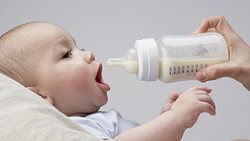 آیا مادران می توانند با توجه به شیوع کرونا به نوزادان خود شیر بدهند؟