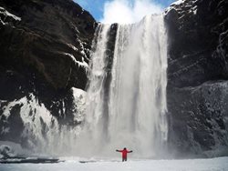 آبشار زیبا در ایسلند + عکس