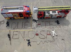 کار خلاقانه آتش نشانان اسپانیایی برای در امان ماندن از کرونا! + عکس