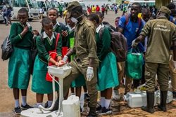 دانش آموزان آفریقایی در حال شستن دست برای جلوگیری از شیوع کرونا + عکس