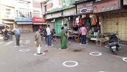 تکنیک فاصله اجتماعی در خارج از یک فروشگاه در هندوستان + عکس