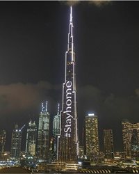 بلندترین برج جهان با شعار "در خانه بمان" + عکس