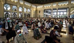 سبک جدید نماز جمعه اندونزی در ایام همه گیری کرونا + عکسها