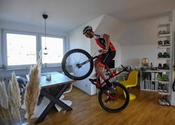 دوچرخه سواری در خانه + عکس