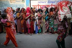 صف فشرده و خطرناک دریافت اقلام رایگان در بنگلادش + عکس