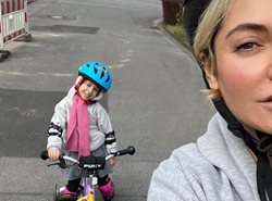 دوچرخه سواری مهناز افشار و دخترش در روزهای کرونایی + عکس