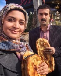 ارسطو و دختر محمود نقاش نان به دست + تصویر