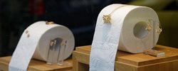 تزیین ویترین جواهرات با رول های دستمال توالت + تصویر