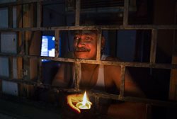 چراغ های خاموش و شمع های روشن در هند + تصاویر