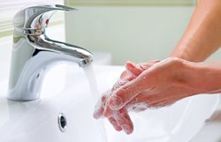 شستن دست ها با آب داغ یا سرد؛ کدام بهتر است؟