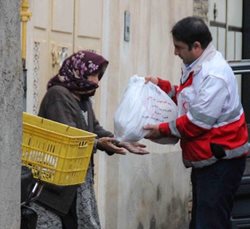 توزیع بسته های غذایی و بهداشتی به نیازمندان توسط هلال احمر + تصاویر