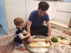 وزیر جوان مشغول آشپزی برای خانواده + تصاویر
