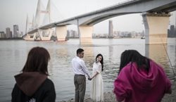 جشن عروسی در ووهان با کاهش محدودیت ها + تصاویر