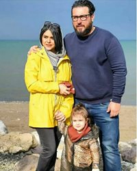 محسن کیایی و همسر و دخترش کنار دریا + عکس