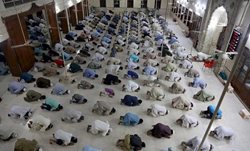 رعایت فاصله اجتماعی در نماز جماعت پاکستانی ها + عکس