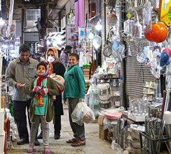 عدم رعایت فاصله گذاری اجتماعی در بازار قزوین + عکسها