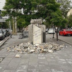 نابودی تندیس فردوسی در یکی از خیابان های قزوین + عکس