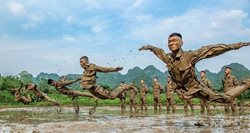آموزش نظامیان چینی در گل و لای + عکس